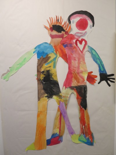 Ein gemaltest Bild mit zwei Kinder, die sich umarmen